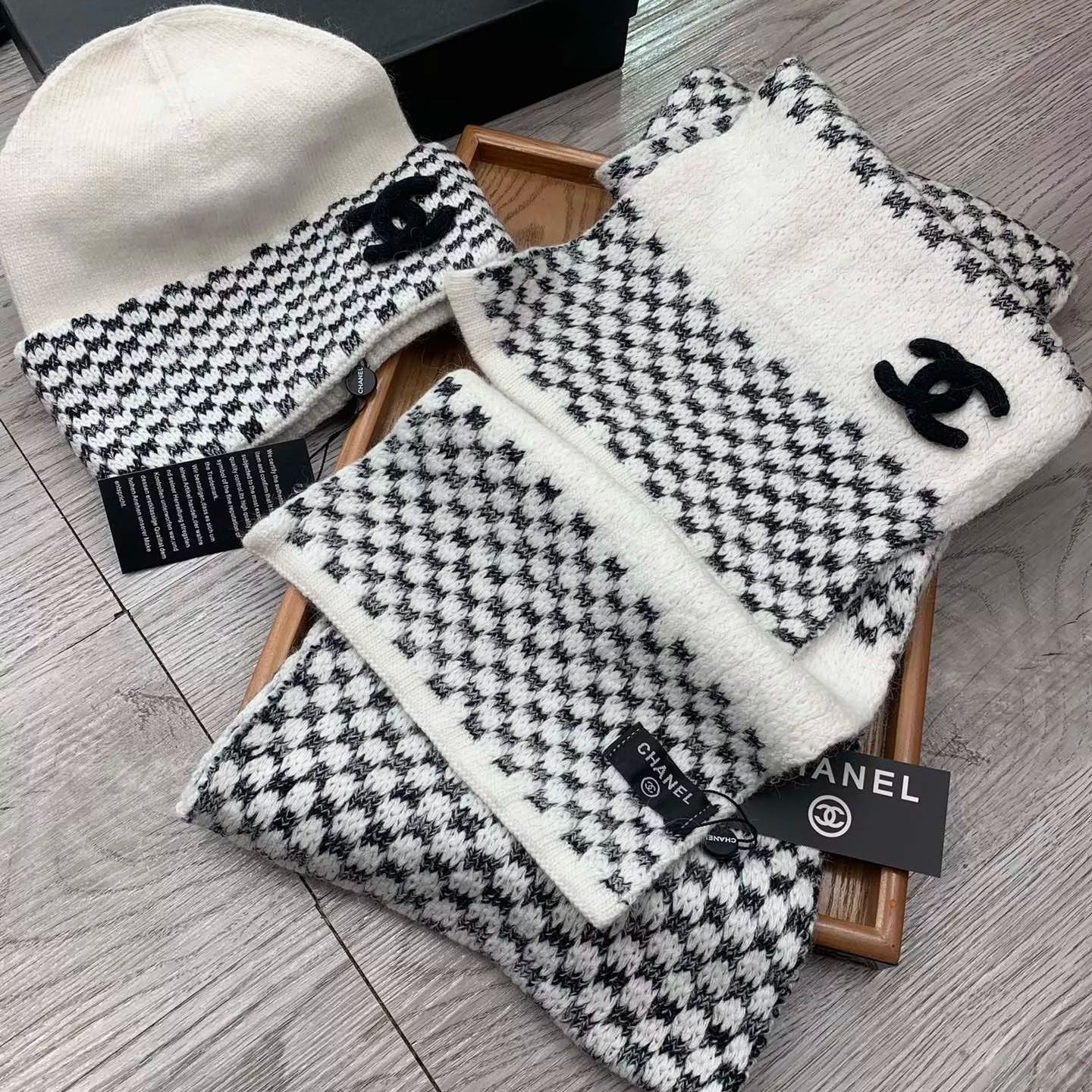 Gradient Checked Hat Scarf Suit