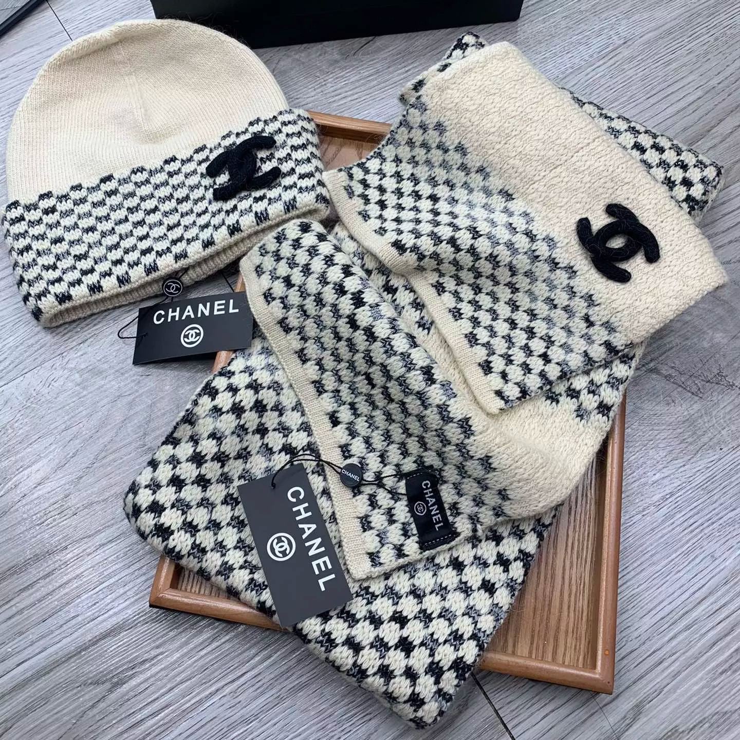 Gradient Checked Hat Scarf Suit