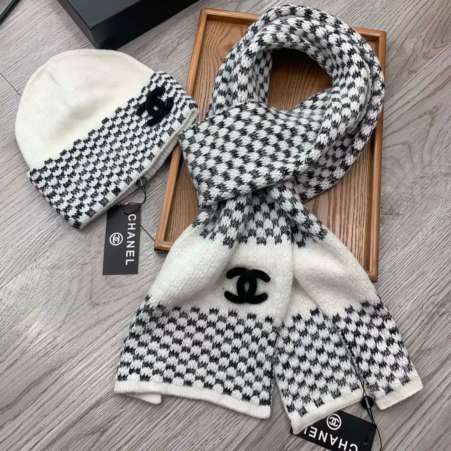 Gradient Checked Hat Scarf Suit