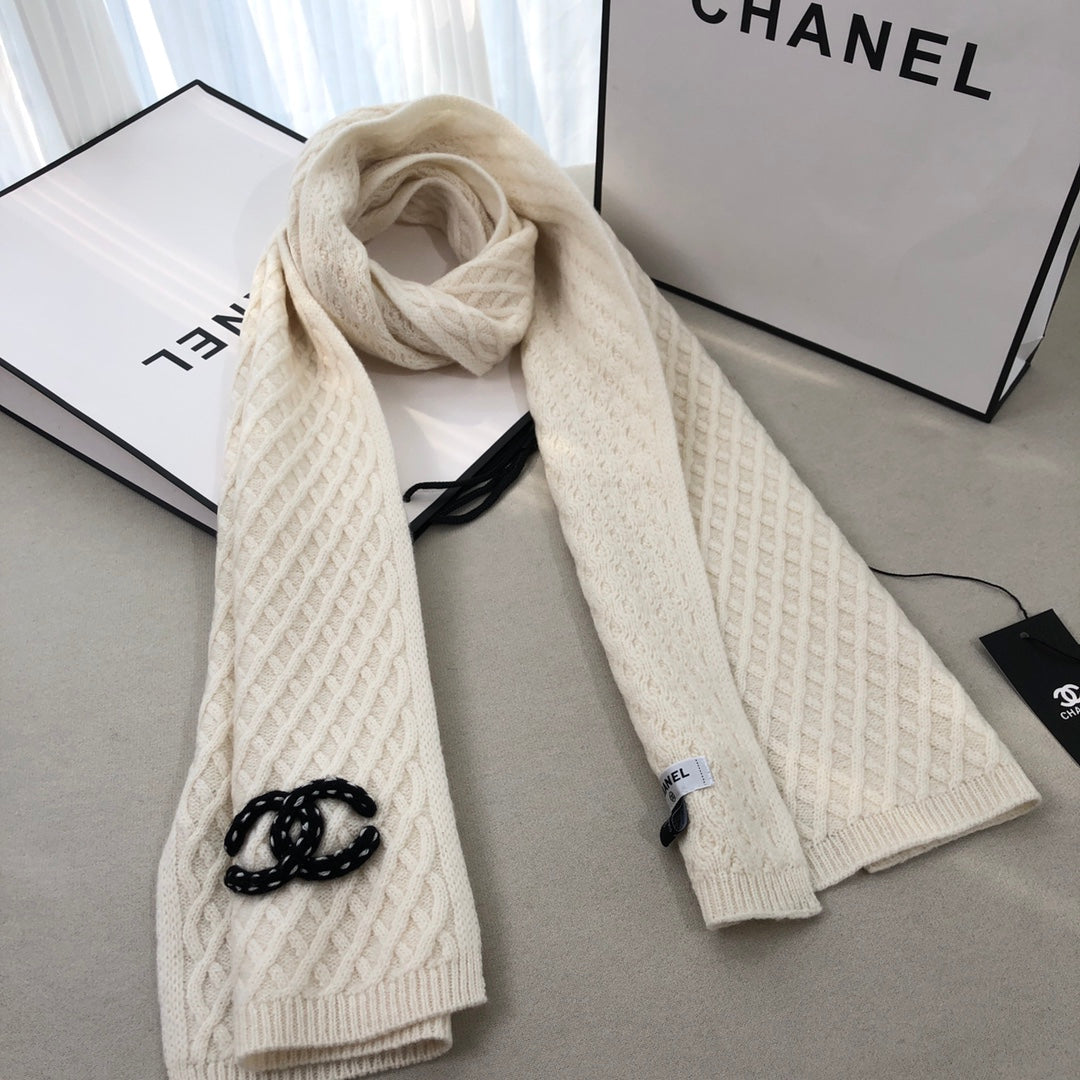 Knitted 100% cashmere scarf