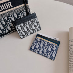 Fashionable leather card holder